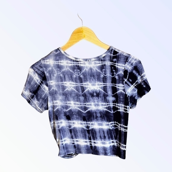 𝅺gaze, Juniors Blue and White Tie Dye knot front crop top, size Medium - Picture 6 of 6